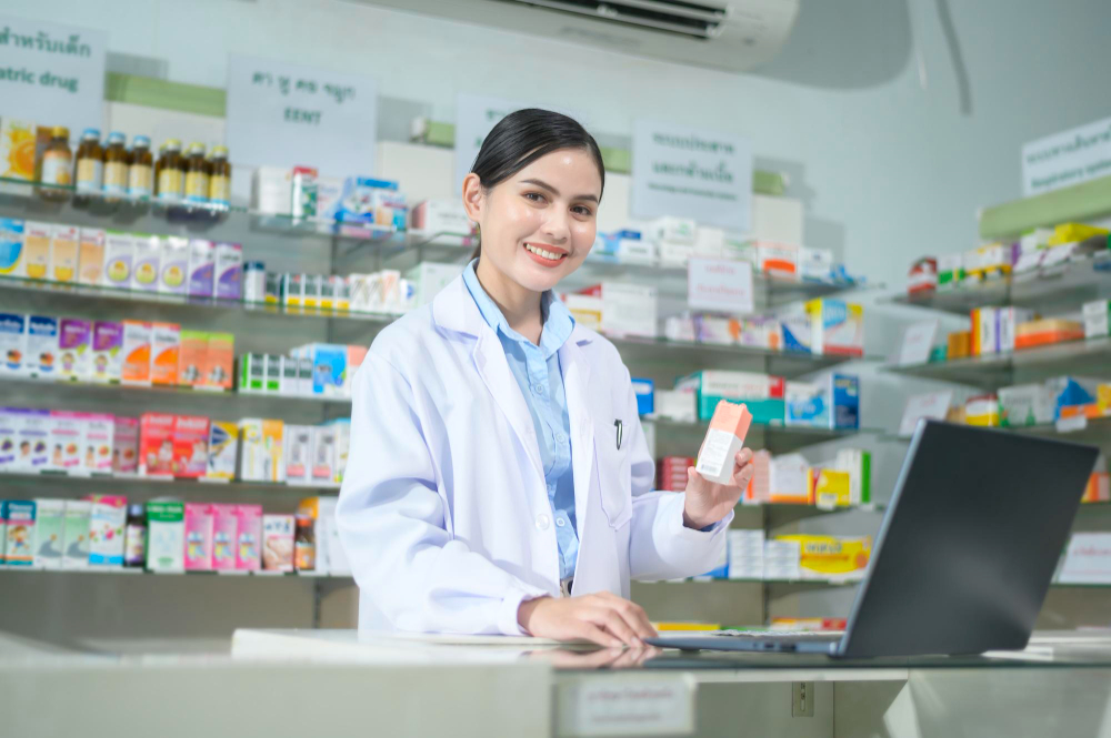 une secretaire pharmaceutique devant son ordinateur portbale
