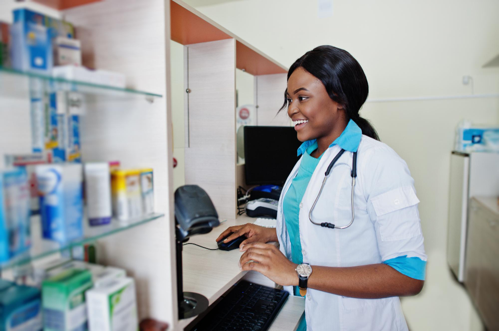 une secrétaire pharmaceutique souriante