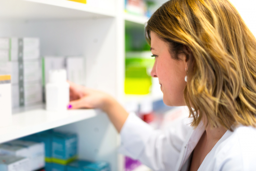 une secrétaire pharmaceutique cherchant des médicaments