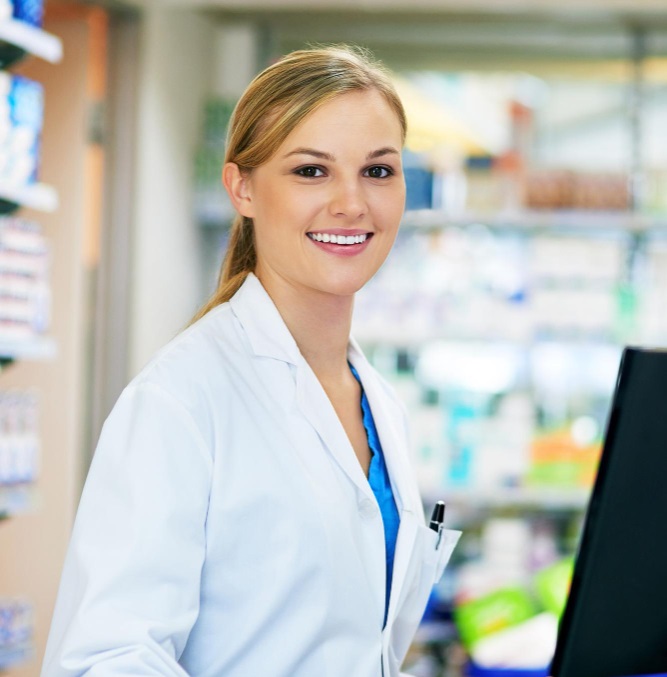une secrétaire pharmaceutique souriante